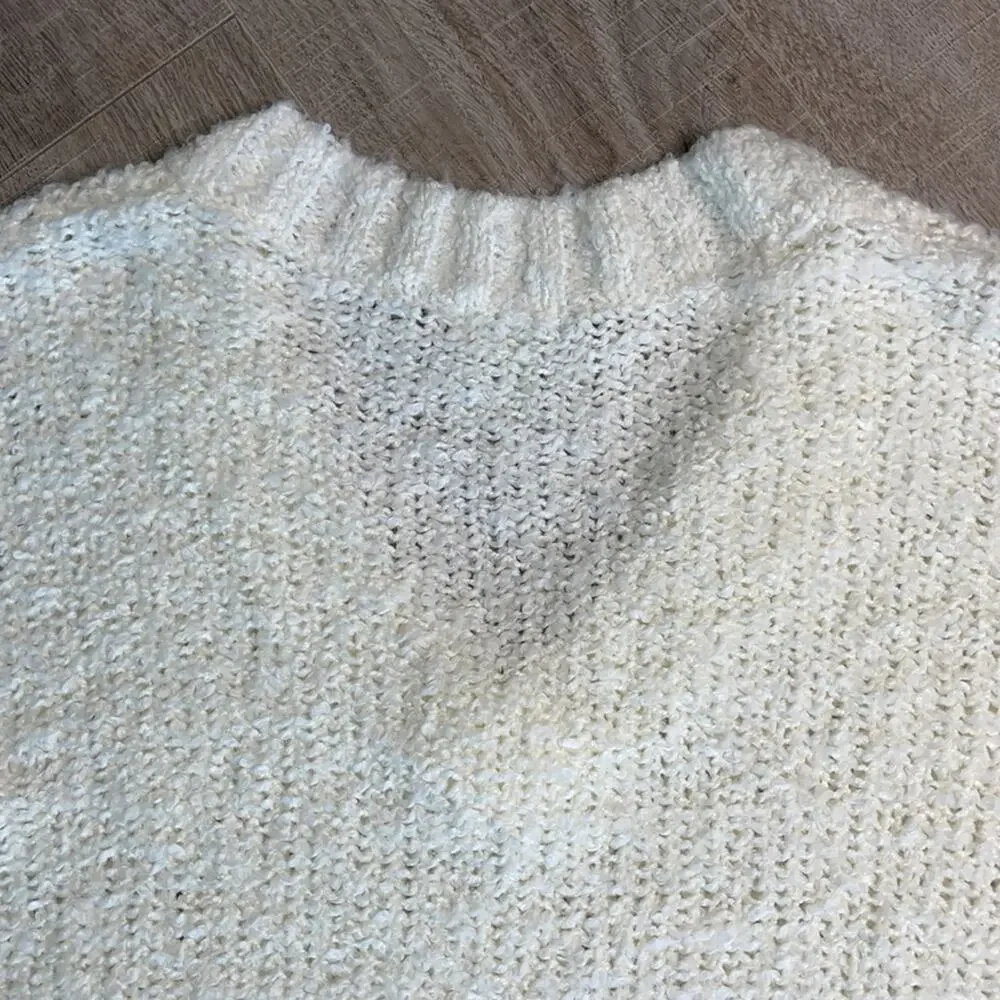 NWOT SUSINA Women's Fluffy Boucle Creamy V-Neck Knit Sweater